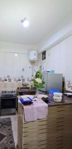una cucina con un lavello e un piano di lavoro con un fiore di Shali Castle Apartment a Siwa Altre 28 foto