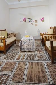 un soggiorno con un tavolo e un divano di Shali Castle Apartment a Siwa