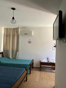 Un televizor și/sau centru de divertisment la Hostal Andino