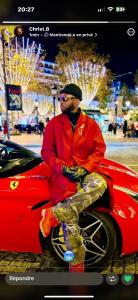 Een man zit op een rode auto. bij Fuanani in Montgeron