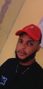 een man met een rode hoed en een baard bij Fuanani in Montgeron