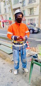 Een man staat voor een bankje. bij Fuanani in Montgeron