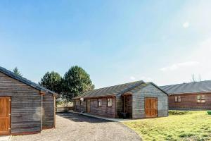 Lakeview Lodges At Makins Fishery في Bramcote: صورة لمنزل به حظيرتان