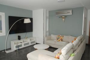 Μια τηλεόραση ή/και κέντρο ψυχαγωγίας στο Luxe Loma 2