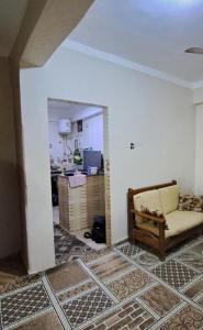 un soggiorno con un divano in una stanza di Shali Castle Apartment a Siwa