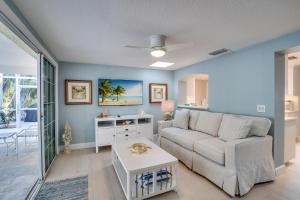 Et opholdsområde på Perfect Coastal Getaway by SeaBreeze Vacation