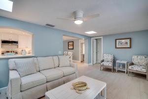 Et opholdsområde på Perfect Coastal Getaway by SeaBreeze Vacation