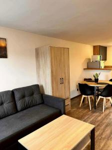 un soggiorno con un divano e un tavolo di Solina domki-„Solińskie wzgórze” a Solina Altre 73 foto