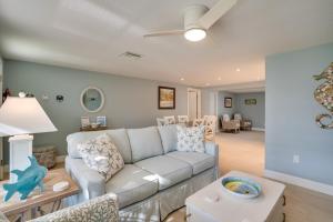 Et opholdsområde på Perfect Coastal Getaway by SeaBreeze Vacation + 30 billeder