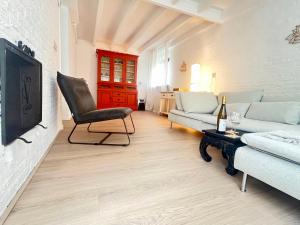 a living room with a couch and a chair at Casa Divera in Noordwijkerhout