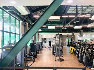 een fitnessruimte met veel cardio-apparatuur en een persoon op de achtergrond bij Pineapples BPremium - Excelentes suítes in Rio de Janeiro