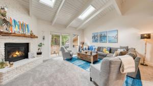 Posezení v ubytování 2 Homes Near Lake Tahoe Diamond Peak Mt. Rose Skiing Tahoe Dreamin Sky Way by AvantStay