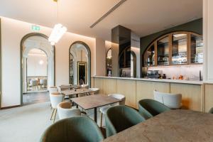 un restaurant avec des tables, des chaises et un comptoir dans l'établissement FortyPlusOne Apartments Vienna, à Vienne