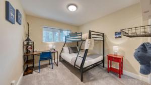 Postel nebo postele na pokoji v ubytování 2 Homes Near Lake Tahoe Diamond Peak Mt. Rose Skiing Tahoe Dreamin Sky Way by AvantStay