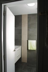 Ένα μπάνιο στο Luxe Loma 2