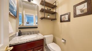 Koupelna v ubytování 2 Homes Near Lake Tahoe Diamond Peak Mt. Rose Skiing Tahoe Dreamin Sky Way by AvantStay + 41 fotografií