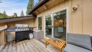 Patio nebo venkovní prostory v ubytování 2 Homes Near Lake Tahoe Diamond Peak Mt. Rose Skiing Tahoe Dreamin Sky Way by AvantStay