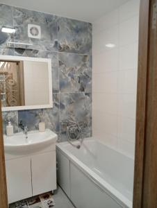 un bagno con lavandino, WC e vasca di Serenity a Ternopilʼ