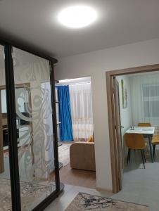 una camera con porta scorrevole in vetro e un soggiorno di Serenity a Ternopilʼ Altre 2 foto