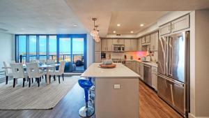 Kuchyň nebo kuchyňský kout v ubytování Waterfront Views Balcony Pool Hot Tub Dock Access Harborview Haven by AvantStay
