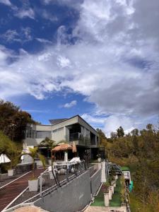 um edifício com mesas e cadeiras num pátio em Habitación en Guatape Deluxe Standard Suite em Guatapé