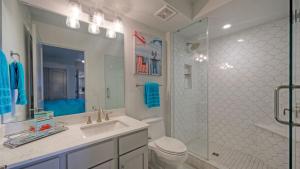 Koupelna v ubytování Waterfront Views Balcony Pool Hot Tub Dock Access Harborview Haven by AvantStay + 48 fotografií