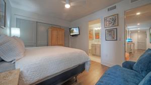 Postel nebo postele na pokoji v ubytování Waterfront Views Balcony Pool Hot Tub Dock Access Harborview Haven by AvantStay