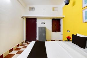Hotel O Rasulgarh Square Bus Stop Formerly Hotel Rose Inn في Bālianta: غرفة نوم مع سرير مع أرضية مصدية