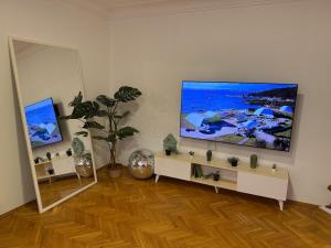 TV a/nebo společenská místnost v ubytování The Art Ceiling Loft at Main Square