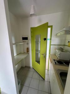 Kuchyň nebo kuchyňský kout v ubytování Studio N10 Résidence OBAYEAR