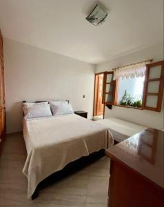 a bedroom with a large bed and a window at Fami Hotel Luz de Luna in Jardin