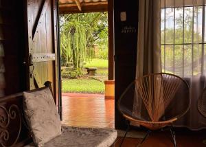 Κήπος έξω από το Cabin with private tropical forest