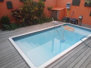 a swimming pool with a pair of scissors in it at Casa de praia Laranja a beira-mar in Ilhéus