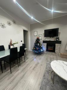 - un salon avec un arbre de Noël, une table et des chaises dans l'établissement Holiday Home BRIN GENOVA, à Gênes