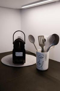 um conjunto de utensílios sobre uma mesa em L'Alexandra em Noisy-le-Grand mais 21 fotografias