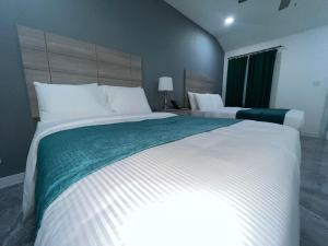 Turks and Caicos Airport Hotel في بروفيدنسياليس: غرفة فندقية بسريرين ونافذة