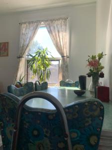 a dining room with a table and chairs and a window at Pensione Popolo in Montreal