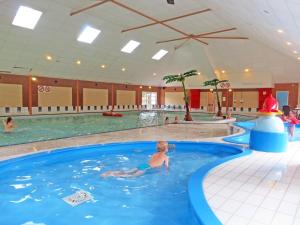 un niño pequeño nadando en una piscina en Wellness woning met sauna, en Andijk