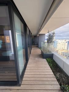 En balkon eller terrasse på Luxury River View 3BR with Pool by Airport