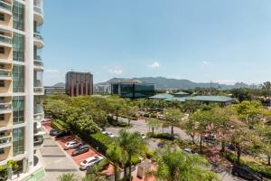 een luchtzicht op een parkeerplaats met palmbomen en gebouwen bij Pineapples BPremium - Excelentes suítes in Rio de Janeiro