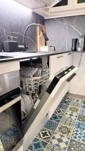 een keuken met een open vaatwasser bij Pomodoro House - Luminoso appartamento vicino Linate, Sky, Fabrique, Arena Santa Giulia in Milaan +35 foto's