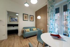 a living room with a couch and a table at APARTMENT BONCIARI PERUGIA Comodo e moderno bilocale con posto auto gratuito e self check in in Perugia