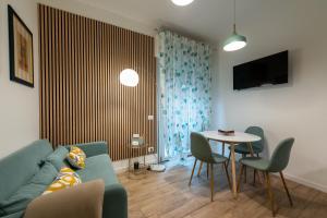 a living room with a couch and a table at APARTMENT BONCIARI PERUGIA Comodo e moderno bilocale con posto auto gratuito e self check in in Perugia