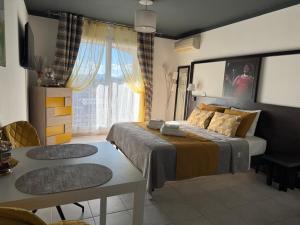 Ένα ή περισσότερα κρεβάτια σε δωμάτιο στο Cozy Studio in Cannes