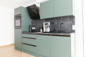 Η κουζίνα ή μικρή κουζίνα στο SmartStay Apartment 85 m2, bis 8 Personen, Balkon, Parkplatz, Self Check-in +18 φωτογραφίες
