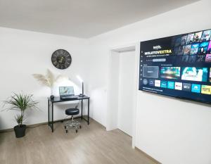 Μια τηλεόραση ή/και κέντρο ψυχαγωγίας στο SmartStay Apartment 85 m2, bis 8 Personen, Balkon, Parkplatz, Self Check-in