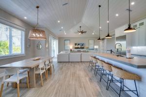 Køkken eller tekøkken på It's Miller Time by SeaBreeze Vacation