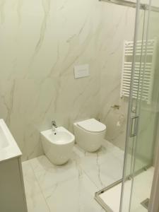 Il Don Giovanni Room في بارليتا: حمام أبيض مع مرحاض ومغسلة