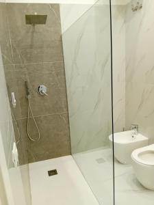 Il Don Giovanni Room في بارليتا: حمام مع دش ومرحاض