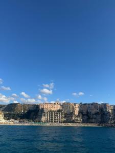 Dream في تروبيا: قلعة على جرف مطل على الماء